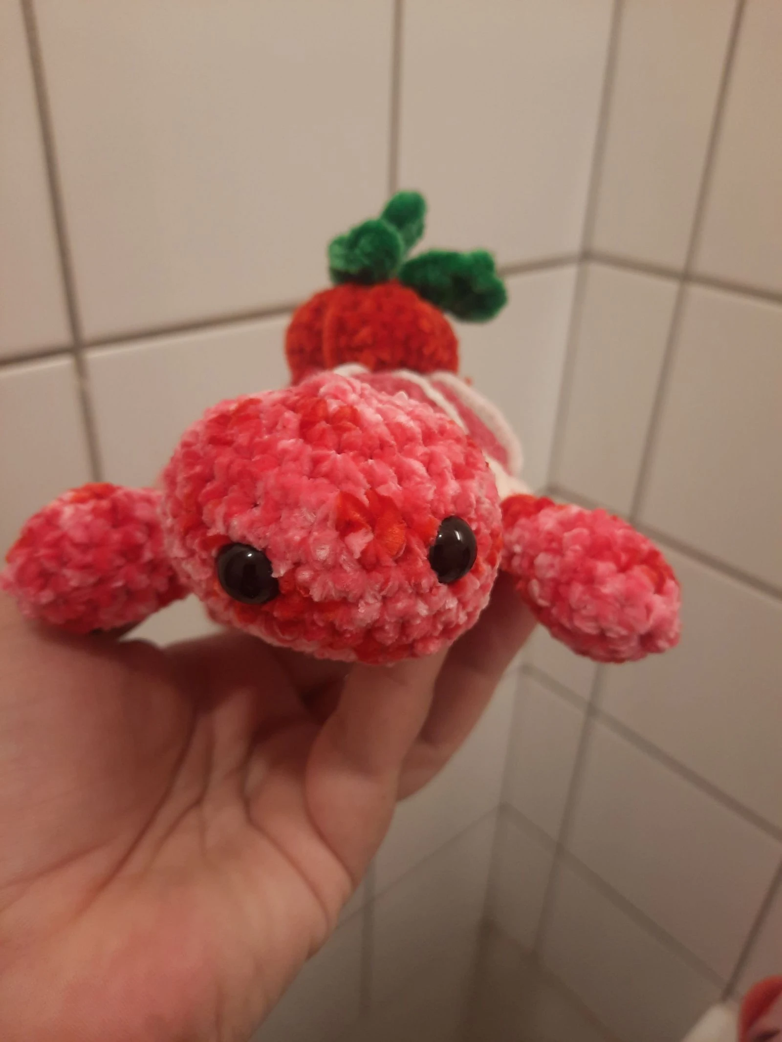 🍓 Tortue Fraise au crochet fait main – Collection Tortues Fruitées – Pièce unique 🐢